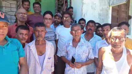 কৈলাশহর: কৈলাসহর ফরেস্ট অফিস সংলগ্ন এলাকায় রাস্তা করার দাবিতে জল সম্পদ বিকাশ দপ্তরের অফিসে এসে দারস্ত হয় এলাকাবাসী #jansamasya