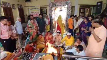 देवास: शनि जयंती पर शनि मंदिर में उमड़ी भक्तों की भीड़, सुबह से हुई विशेष पूजा-अर्चना