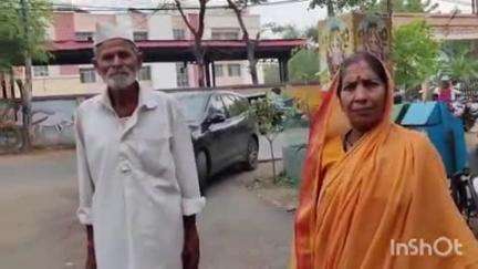 बैतूल नगर: जमीनी मामले को लेकर बांडीया खापा के बुजुर्ग दंपती ने कलेक्टर को सौंपा ज्ञापन