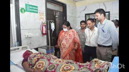 धार: केंद्रीय राज्यमंत्री सावित्री ठाकुर ने शासकीय भोज जिला चिकित्सालय में पहुंचकर मरीजों और परिजनों से की चर्चा