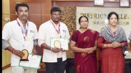 வாலாஜாபாத்: ஆட்சியர் அலுவலகத்தில் மாவட்டத்தில் சிறப்பாக பணியாற்றிய 108 ஊர்தி & தாய் சேய் நல ஊர்தி ஓட்டுநர்களை மாவட்ட  ஆட்சியர் பாராட்டி சான்றிதழ்களை வழங்கினார்