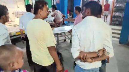 समस्तीपुर: मोतीपुर सब्जी मंडी के पास अनियंत्रित बाइक चालक ने कार को मारी टक्कर, हालत गंभीर