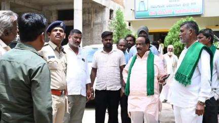 ನವಲಗುಂದ: ನವಲಗುಂದ ಪಟ್ಟಣದಲ್ಲಿ ಶಾಸಕ ಎನ್.ಎಚ್ ಕೋನರೆಡ್ಡಿ ನೇತೃತ್ವದಲ್ಲಿ ಜನತಾದರ್ಶನ ಕಾರ್ಯಕ್ರಮ
