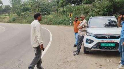 घुमारवीं: आर.टी.ओ कुल्लू की फ्लाइंग स्क्वायड टीम ने मंगलवार को निहारी में लगाया नाका