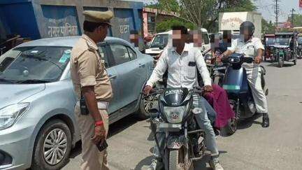 एटा: PS नगर में चैकिंग के दौरान यातायात नियमों का उल्लंघन करने पर 104 वाहनों का चालान, 1,27,000 रुपये का सम्मन शुल्क किया गया