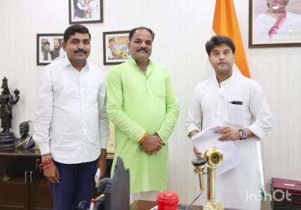 रन्नौद: पूर्व जिला पंचायत सदस्य योगेंद्र रघुवंशी ने दिल्ली में केंद्रीय मंत्री सिंधिया से मुलाकात कर ज्ञापन सौंपा