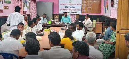 కొండపి: కొండపి తహశీల్దార్ కార్యాలయంలో రేషన్ అందించే విషయంలో రేషన్ డీలర్లకు సమావేశం నిర్వహించిన తహశీల్దార్ మురళి