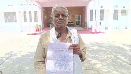 महोबा: कुलकुवां गांव में सगे भाइयों ने किसान की जमीन पर किया कब्जा, 20 साल से न्याय के लिए भटक रहा पीड़ित