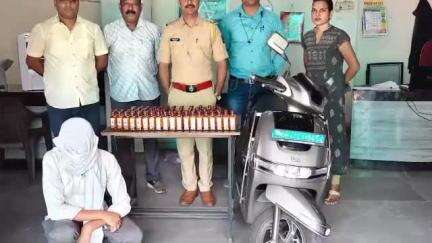 कामठी: बस स्टॅन्ड चौक परिसरात  दुचाकी ने दारूची तस्करी करणाऱ्या आरोपीला करण्यात आली रंगेहात अटक