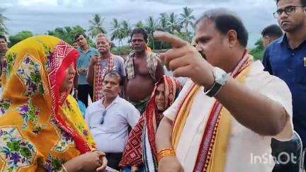 କବିସୂର୍ଯ୍ୟନଗର: କବିସୂର୍ଯ୍ୟନଗର ନିର୍ବାଚନ ମଣ୍ଡଳୀର କୋଳିଦାସ ପୁର ପାନୀୟଜଳ ସମସ୍ୟା କୁ ନେଇ ନିଜ ଗ୍ରାମରେ ବିଧାୟକ ଙ୍କୁ ଜଣାଇଲେ ମହିଳା #jansamasya