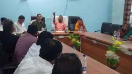 सारठ: प्रमुख और BDO ने सारठ प्रखंड सभागार में पंचायत समिति की बैठक की, जनहित योजनाओं की सूची मांगी