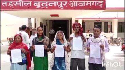 बुढ़नपुर: छतौना गांव के ग्रामीणों ने किया तहसील परिसर पर विरोध प्रदर्शन, एस डी एम को सौपा ज्ञापन#jansamsya#