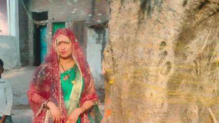 रसूलाबाद: रसूलाबाद में पतियों की लंबी आयु के लिए सुहागिनों ने की वटवृक्ष की पूजा, उमड़ा आस्था का जनसैलाब