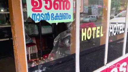 താമരശ്ശേരി: അമ്പായത്തോട് ഭക്ഷണം കഴിച്ചതിന്റെ പണം ആവശ്യപ്പെട്ടതിന് മധ്യവയസ്കൻ മദ്യലഹരിയിൽ ഹോട്ടലിന്റെ ചില്ല് തകർത്തു