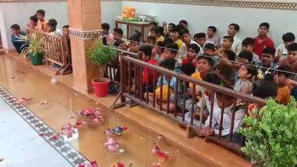 बनखेड़ी: मदनमोहन की हवेली में बच्चों ने ठाकुरजी को नौका विहार करते देखा