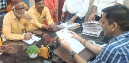 बैरिया: सीएचसी सोनबरसा में विभिन्न समस्याओं को लेकर BJP नेताओं ने एसडीएम को सौंपा पत्रक