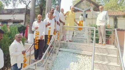 रहली: कांग्रेसजनों ने पूर्व प्रधानमंत्री पं. नेहरू की प्रतिमा पर माल्यार्पण कर श्रद्धांजलि अर्पित की