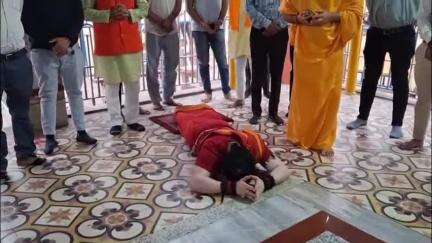 रतलाम: माँ कालिका माता मंदिर में संत कालीचरण महाराज ने दर्शन कर चढ़ाई नींबू की माला