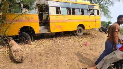 शमशाबाद: टोपली में अनियंत्रित बस हुई दुर्घटनाग्रस्त, महिला हुई घायल