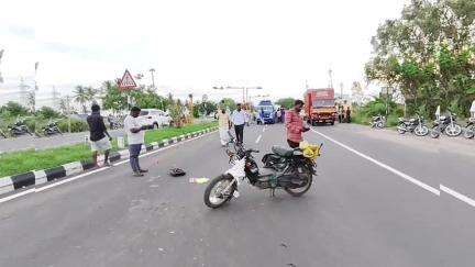 உளுந்தூர்பேட்டை: பில்லூர் குறுக்கு ரோடு பகுதியை கடந்த போது கார் மோதிய விபத்தில் மக்காசோள வியாபாரி தூக்கி வீசப்பட்டு உயிரிழப்பு#