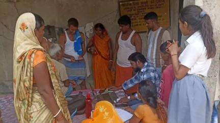 फतेहपुर: फतेहपुर प्रखंड क्षेत्र में आयुष्मान कार्ड बनवाने के लिए कई जगहों पर लगा विशेष शिविर