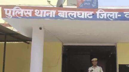 करौली: बालघाट पुलिस ने पहाड़ी गाँव से अवैध शराब के 63 पव्वों के साथ एक आरोपी को किया गिरफ्तार