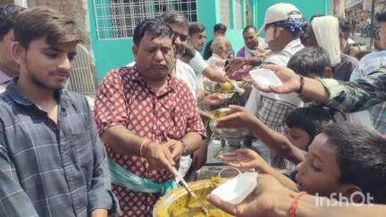 तिलोई: फुरसतगंज कस्बे में ज्येष्ठ माह के तीसरे बड़े मंगल पर बांटा गया प्रसाद