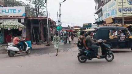 मंडला: सब्जी बाजार जाने वाले मार्ग में रेडक्रास के सामने नाली का चैंबर क्षतिग्रस्त, राहगीर हो रहे परेशान#jansamasya