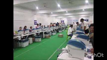 छपरा: मास्टर प्रशिक्षकों ने एक हजार वोट डालकर किया ईवीएम का मॉक पोल टेस्ट, 240 बीयू मशीनें हुईं पास