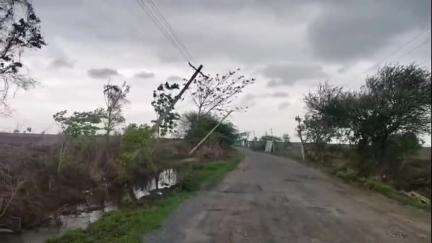 ಕುಂದಗೋಳ: ಗುಡೇನಕಟ್ಟಿ ರಸ್ತೆಯಲ್ಲಿ ಮಳೆ ಗಾಳಿಗೆ ಧರೆಗುರುಳುವ ಸ್ಥಿತಿಯಲ್ಲಿ ವಿದ್ಯುತ್ ಕಂಬಗಳು, ಆತಂಕದಲ್ಲಿ ಜನರು #localissue