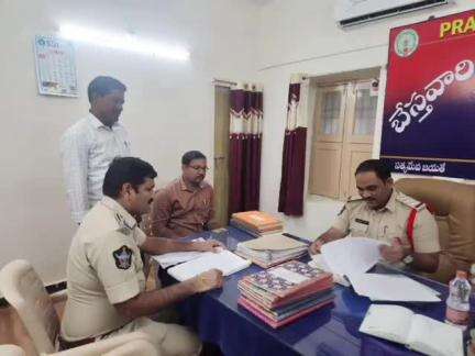 గిద్దలూరు: బేస్తవారిపేట పోలీస్ స్టేషన్‌ను ఆకస్మికంగా తనిఖీ చేసిన కంభం సీఐ మల్లికార్జున