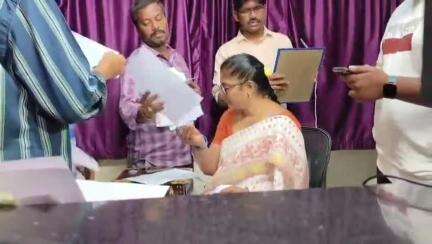నగరంలో సినిమా థియేటర్లను తనిఖీ చేసిన కాకినాడ అర్బన్ తహసీల్దార్ జితేందర్