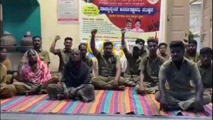 ಬಸವನ ಬಾಗೇವಾಡಿ: ಮನಗೂಳಿ‌ ಪಟ್ಟಣ ಪಂಚಾಯತಿ ಮುಂಭಾಗ ಪೌರ ನೌಕರರಿಂದ ಪ್ರತಿಭಟನೆ #localissue