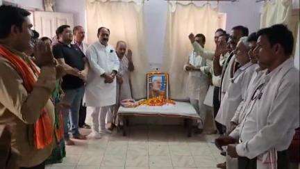मैहर: मैहर के विश्राम गृह में कांग्रेस कार्यकर्ताओं ने मनाई पूर्व प्रधानमंत्री जवाहर लाल नेहरू की पुण्यतिथि, दी श्रद्धांजलि