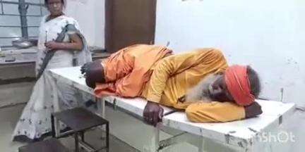 फतुहा: स्टेशन रोड पर अनियंत्रित बाइक सवार ने फुट ओवर ब्रिज पर एक साधु को मारी टक्कर, साधु हुए घायल