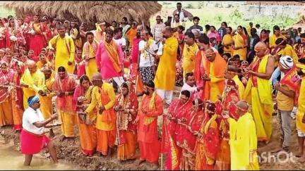 लक्ष्मीपुर: गौरा महाकाली मंदिर परिसर में 9 दिवसीय चंडी महायज्ञ का आयोजन, श्रद्धालुओं की भीड़ जुट रही है