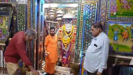 भदेसर: भादसोड़ा क्षेत्र स्थित शनि महाराज आली मंदिर में शनि जयंती पर 51 किलो का काटा गया केक, सांसद सीपी जोशी ने की पूजा-अर्चना