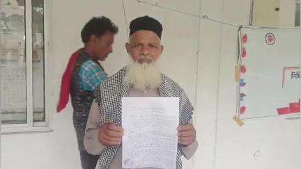 सिमरिया: पीड़ित की ज़मीन पर पेड़ काटकर ज़बरन कब्ज़ा करने का आरोप, कलेक्ट्रेट में सौंपा ज्ञापन