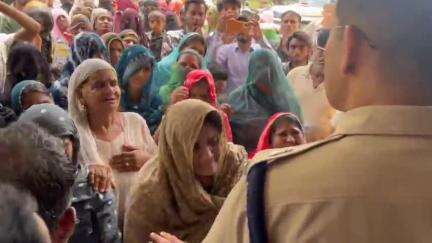 मंदसौर: 5 लोगों के खिलाफ NDPS एक्ट की झूठी कार्रवाई का आरोप, मुस्लिम समाज ने SP कार्यालय में एडिशनल SP को दिया ज्ञापन