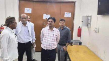 अमानगंज: जिला निर्वाचन अधिकारी कलेक्टर पन्ना ने राजनीतिक दलों के साथ ईवीएम वेयरहाउस का किया मासिक निरीक्षण