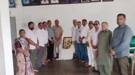 डूंगरपुर: प. जवाहरलाल नेहरू जयंती पर जिला कांग्रेस कार्यालय में कांग्रेसियों ने दी श्रद्धांजलि
