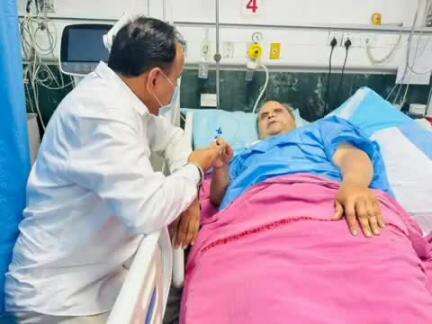 जैसलमेर: जैसलमेर-बाड़मेर सांसद उम्मेदाराम बेनीवाल ने श्री सतपाल मलिक जी से मुलाकात की, स्वास्थ्य को लेकर पूछी कुशलक्षेम