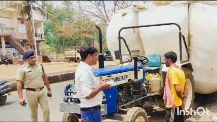 गुना: नानाखेड़ी में यातायात पुलिस ने भूसे से लदे ओवरलोड ट्रैक्टर और कार को टक्कर मारने वाले लोडिंग वाहन को किया ज़ब्त