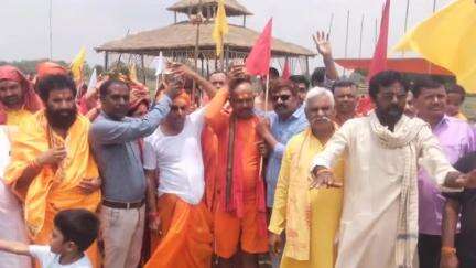 लेस्लीगंज: हरसंग्रा में हुआ लक्ष्मी नारायण महायज्ञ का शुभारंभ, यज्ञ आचार्य स्वामी वशिष्ठ नारायणाचार्य जी महाराज ने की शिरकत