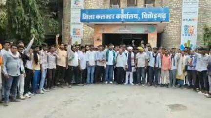 डूंगरपुर: मेवाड़ के इतिहास के साथ छेड़छाड़ को लेकर चल रहे विरोध प्रदर्शन को डूंगरपुर सांसद राजकुमार रोत जी ने दिया समर्थन