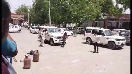 मंझनपुर: मंझनपुर SDM की गाड़ी बनी सर्कस का शोपीस, तहसील में बालों से खींची गई गाड़ी, अफसर देखते रह गए, वीडियो वायरल