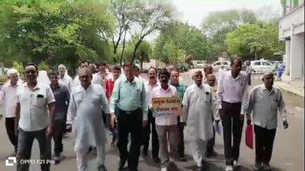 नीमच नगर: पेंशनरों को महंगाई राहत न मिलने पर संयुक्त विभाग पेंशनर संघ ने कलेक्ट्रेट में नायब तहसीलदार को ज्ञापन सौंपा
