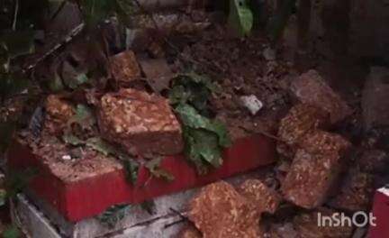 വടകര: കനത്ത കാറ്റിലും മഴയിലും മരം കടപുഴകി വീണ് വില്യാപ്പള്ളിയിൽ അമ്പലം പൂർണമായും തകർന്നു
