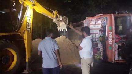 ములుగు: కొండపర్తి క్రాస్ సమీపంలో అదుపు తప్పి రోడ్డుపై పడిన ఇసుక లారీ, జేసీబీ సాయంతో తొలగించిన పోలీసులు