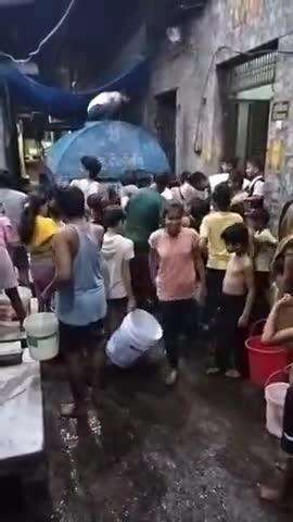 जसराना: वार्ड नंबर 32 हिमायू नगर में गहराया पेयजल संकट, टैंकर पहुंचते ही लग जाती है भीड़
#jansamasya